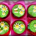 Капкейки Ромашки Капкейки с мастичной шапочкой. Монино