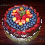 Ягодный торт с шоколадными потеками Ягодный бисквит с кремом. Монино