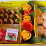 подарочный набор капкейки, цветы, зефир и конфеты