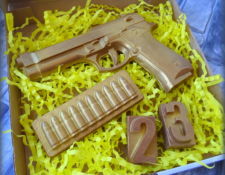 Шоколадный набор "Пистолет" шоколад пистолет купить на 23 февраля ногинск электросталь